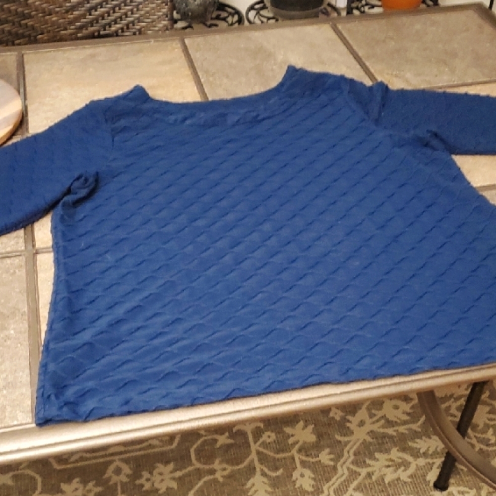 CURATED BY RUA'H KIBRIYA: Navy 3D-Patterened 3/4-Sleeved Top EUC